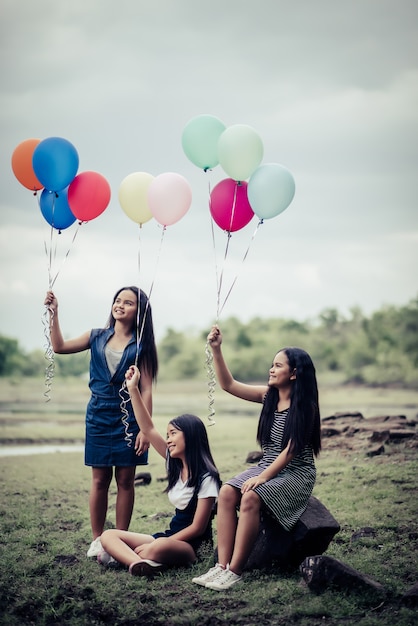 Foto grátis feliz, grupo, amigos menina, mão, segurando, balões coloridos