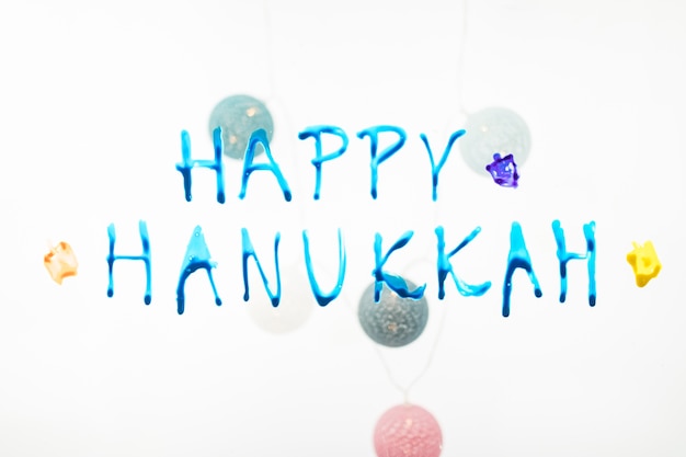 Foto grátis feliz hanukkah escrevendo e bugigangas