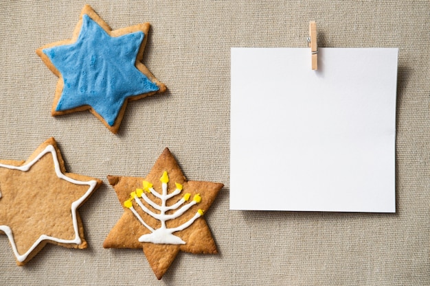 Feliz hanukkah estrela de David cookies e cópia do cartão de espaço