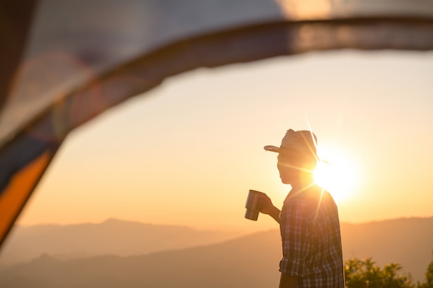 Feliz, homem, com, xícara café segurando, ficar, perto, barraca, ao redor, montanhas