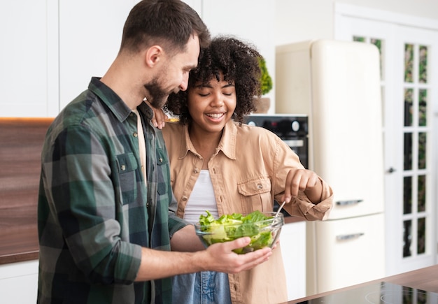 Foto grátis feliz homem e mulher comendo salada