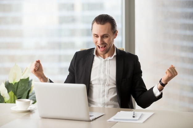 Feliz, homem negócios, excitado, devido, sucesso