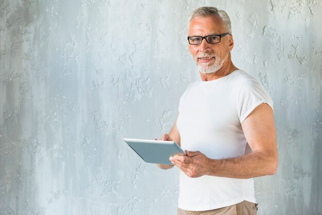 Feliz, homem sênior, segurando, tablete digital