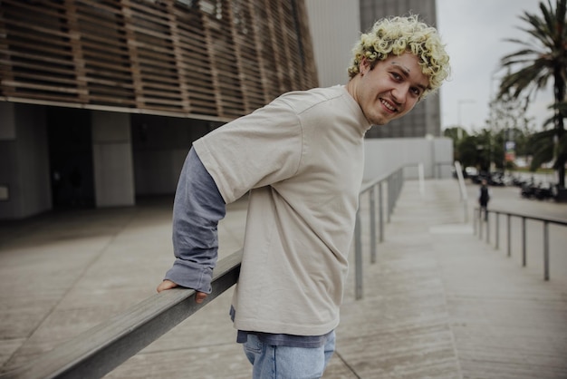 Feliz homem sorrindo para a câmera