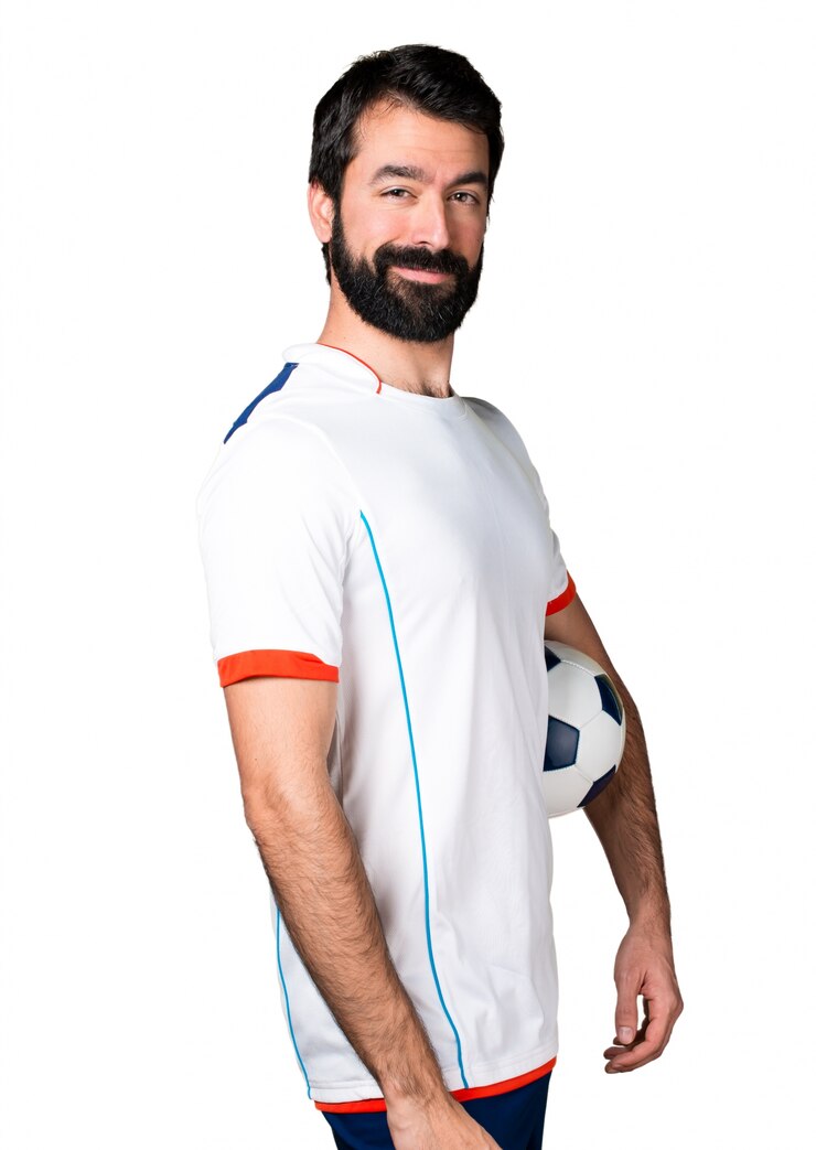 Foto grátis feliz jogador de futebol segurando uma bola de futebol