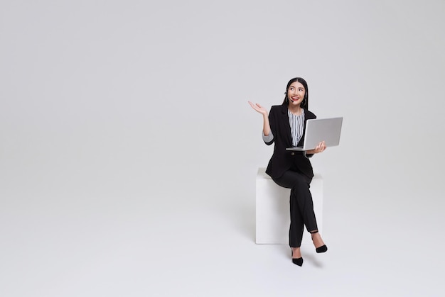 Feliz jovem asiática mulher de negócios call center bem-vindo operadora mulher colocar em fones de ouvido smalltalk