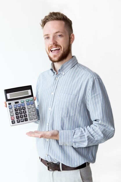 Feliz jovem corretor mostrando lucro na calculadora