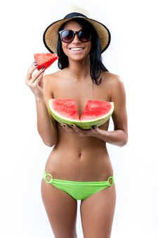 Feliz jovem em topless, comendo uma melancia