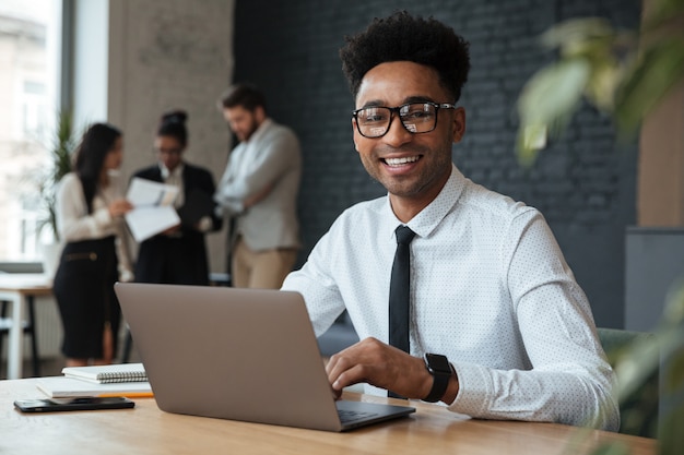 Feliz jovem empresário Africano