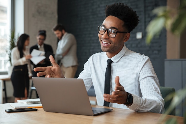 Feliz jovem empresário Africano