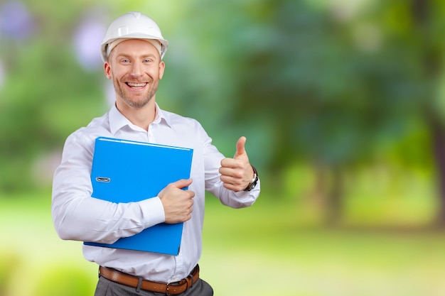 Foto grátis feliz jovem empresário arquiteto sorrindo