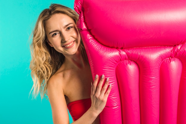 Feliz jovem fêmea com colchão inflável