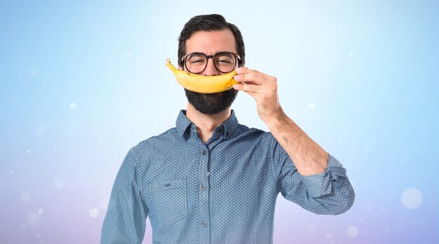 Feliz jovem homem moderno com banana