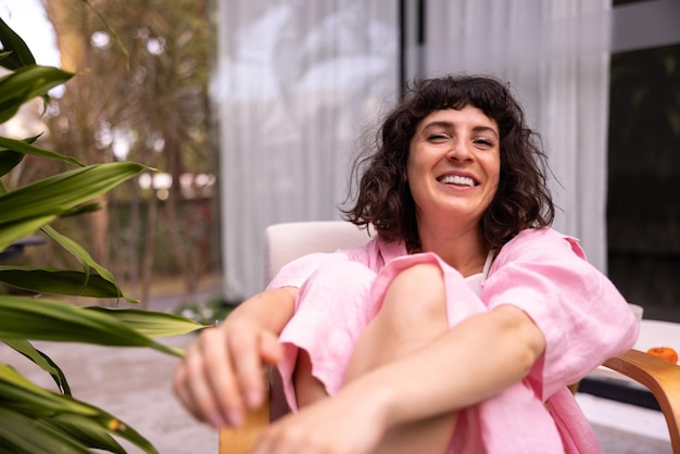 Foto grátis feliz jovem morena caucasiana em roupas cor de rosa, olhando para a câmera ao ar livre conceito de estilo de vida