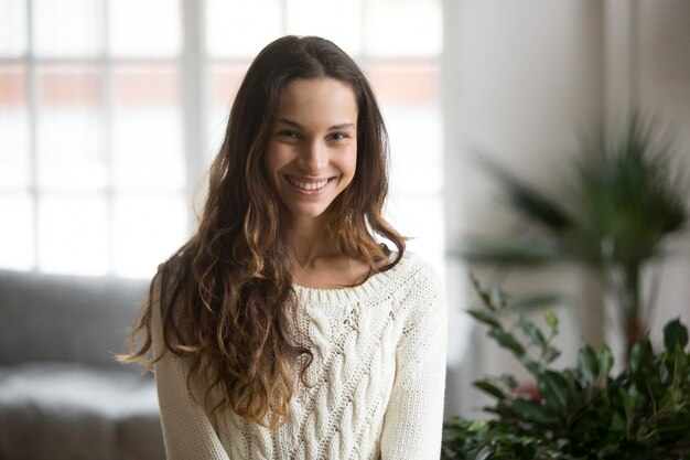 Feliz, jovem, sorrindo, mestizo, mulher olha, câmera, headshot, retrato