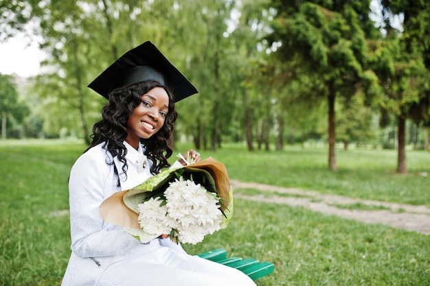 Feliz linda garota negra afro-americana com chapéu de graduados