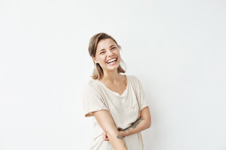 Foto grátis feliz linda jovem alegre sorrindo rindo.