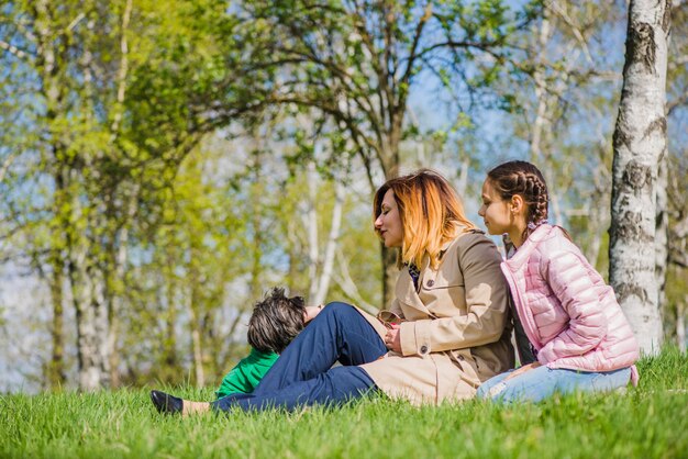 Feliz mãe e filha com cachorro no parque