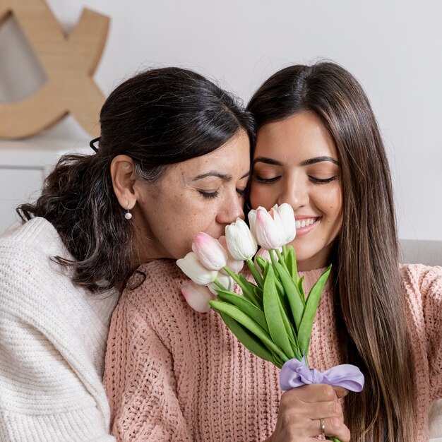 Feliz mãe e filha com flores