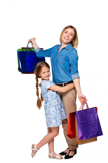 Foto grátis feliz mãe e filha com sacos de compras em pé