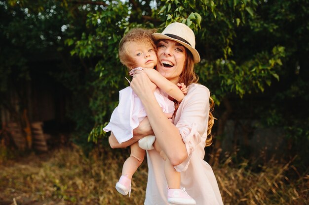 Feliz mãe e filha rindo juntas ao ar livre