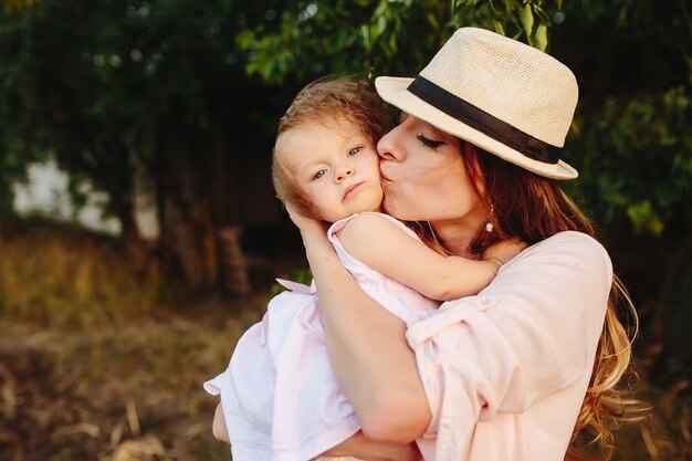 Feliz mãe e filha rindo juntas ao ar livre