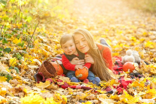 Feliz mãe e filho em um cobertor de piquenique