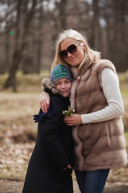 Foto grátis feliz mãe e filho no parque