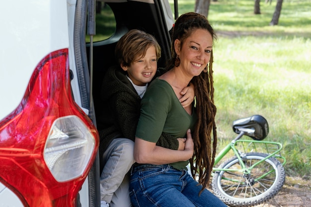 Foto grátis feliz mãe e filho se abraçando