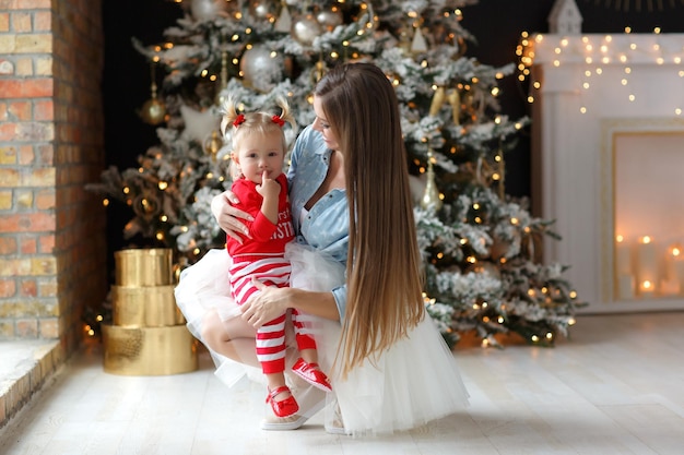 Feliz mãe e seu bebê em casa de férias