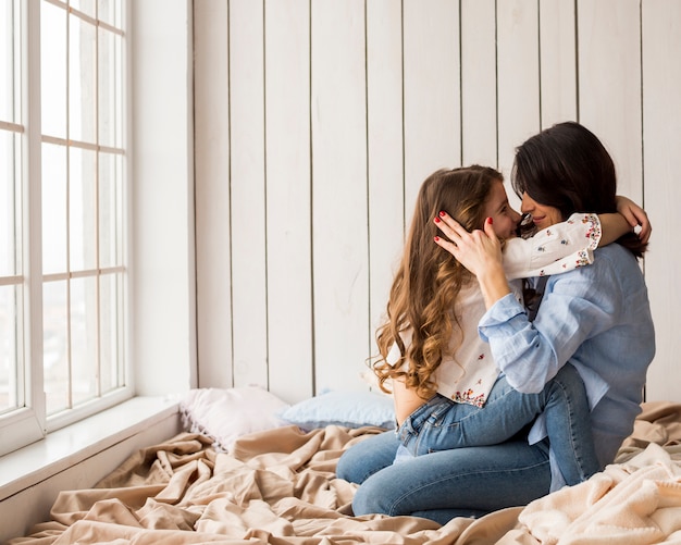 Feliz, mãe filha, abraçando, cama