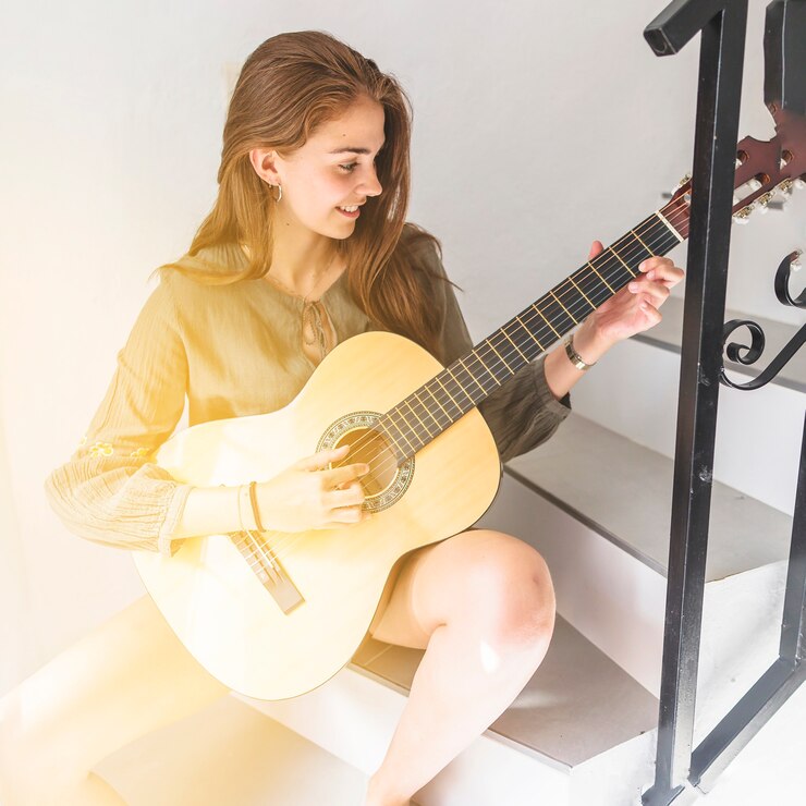 Foto grátis feliz, menina adolescente, sentando, ligado, escadaria, violão jogo