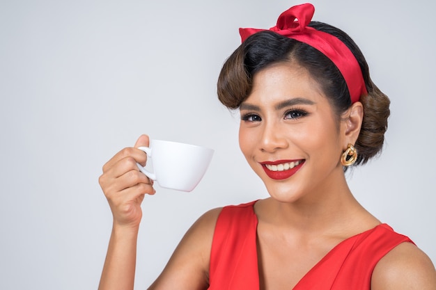 Feliz moda mulher mão segurando a xícara de café