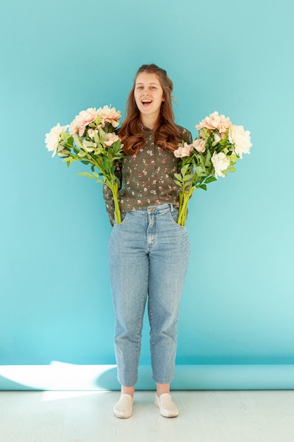 Foto grátis feliz modelo segurando buquês de flores