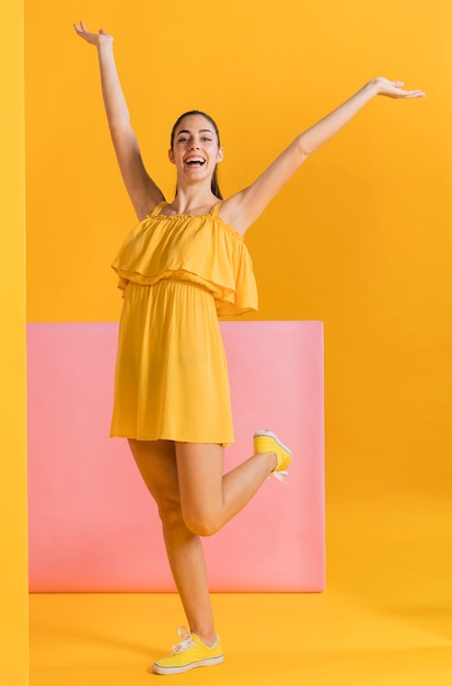 Feliz mulher de vestido amarelo