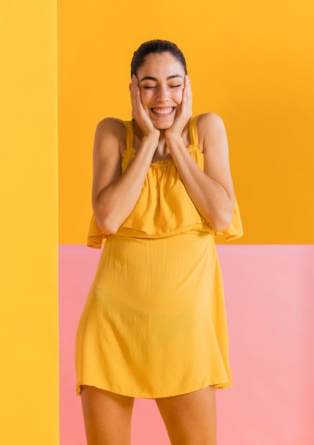 Foto grátis feliz mulher de vestido amarelo