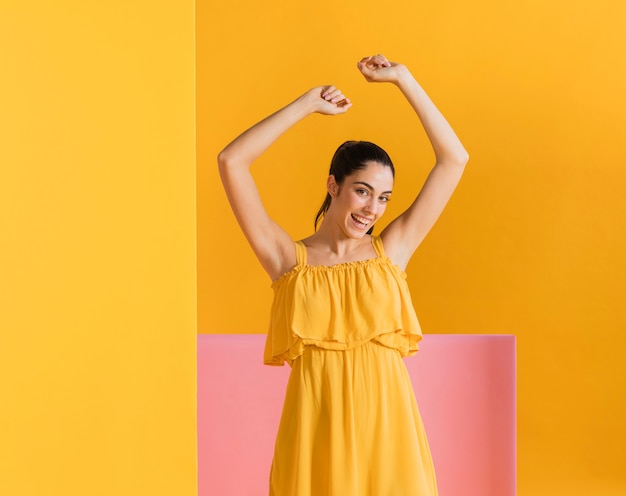 Foto grátis feliz mulher de vestido amarelo