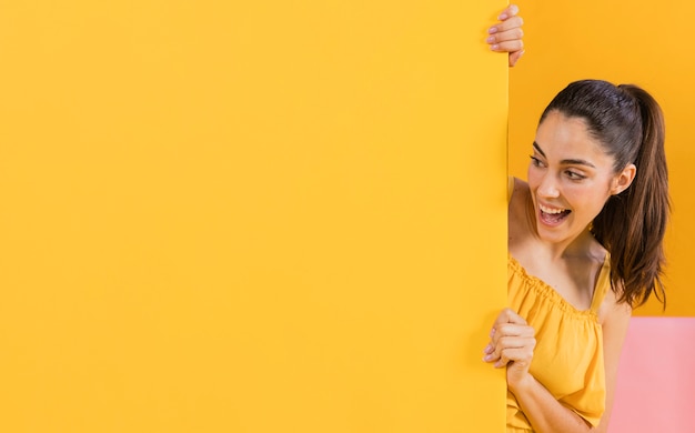 Feliz mulher de vestido amarelo