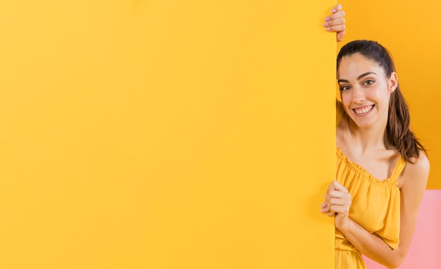 Feliz mulher de vestido amarelo