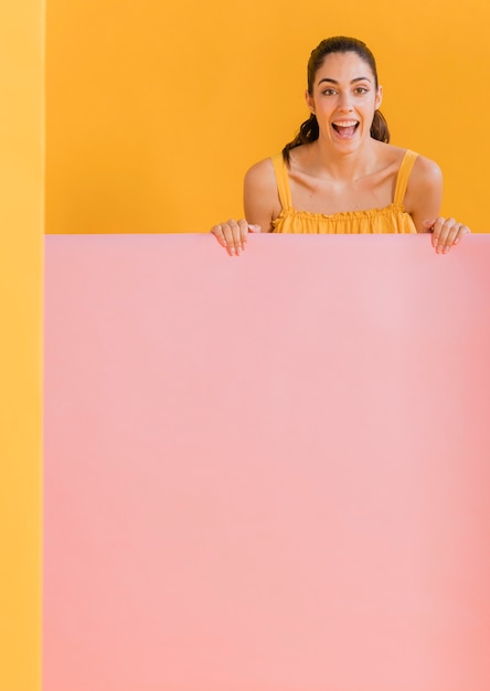 Feliz mulher de vestido amarelo