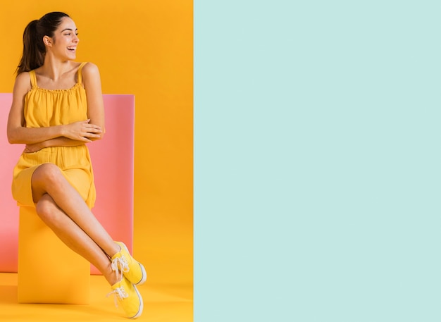 Foto grátis feliz mulher de vestido amarelo