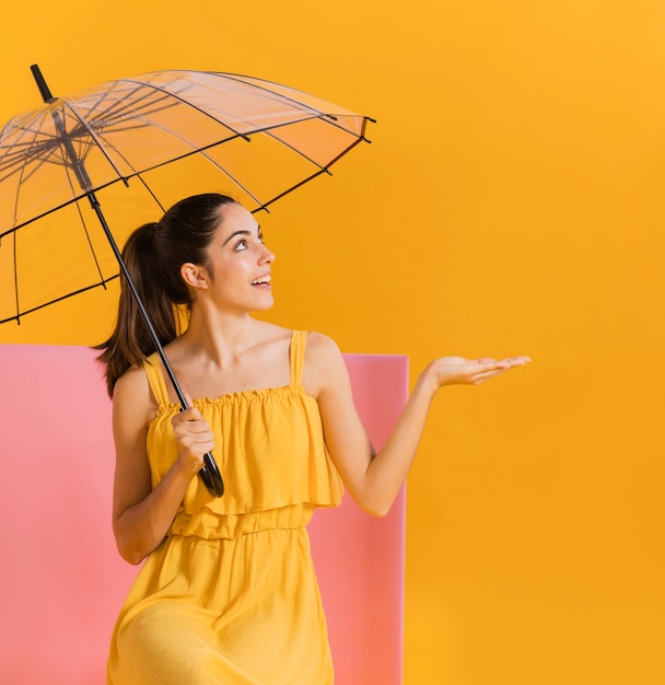 Feliz mulher de vestido amarelo