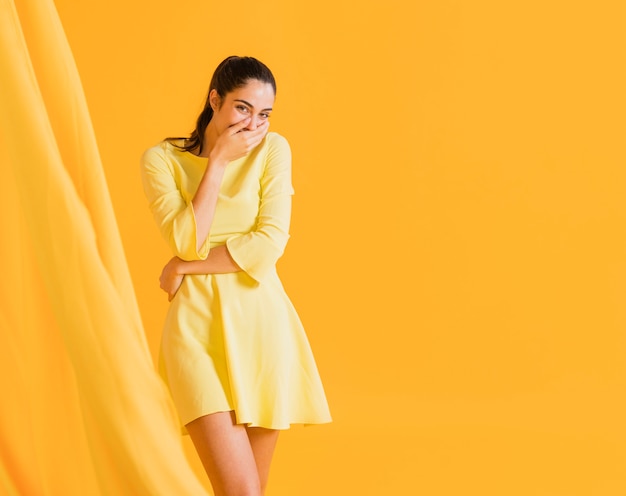 Foto grátis feliz mulher de vestido amarelo