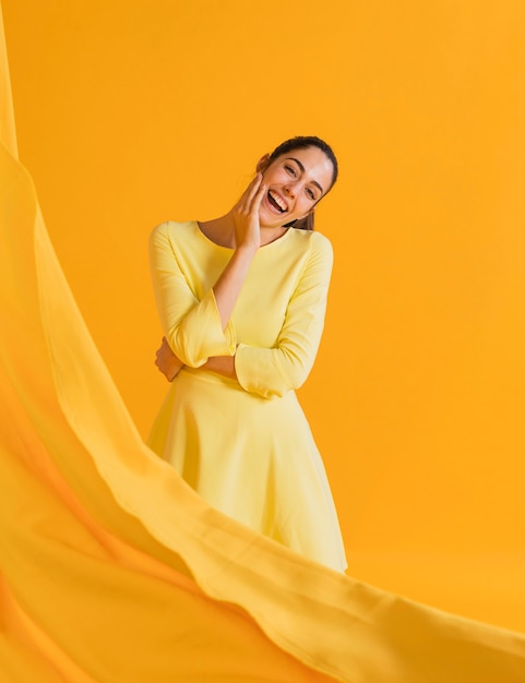 Foto grátis feliz mulher de vestido amarelo