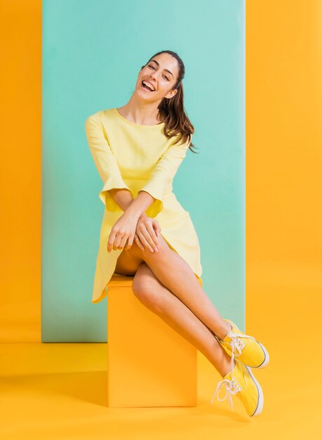 Feliz mulher de vestido amarelo