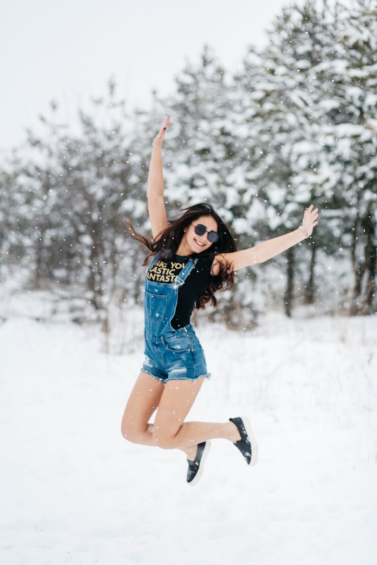 Foto grátis feliz, mulher, ficar, em, inverno, floresta