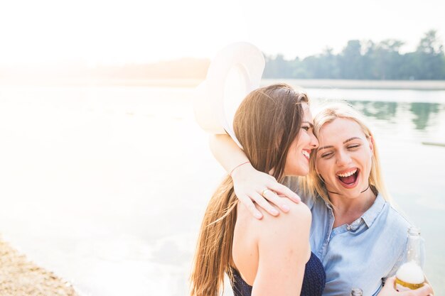 Feliz, mulher jovem, abraçar, dela, amigo, ficar, perto, a, lago