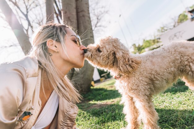 Feliz, mulher jovem, com, dela, cão