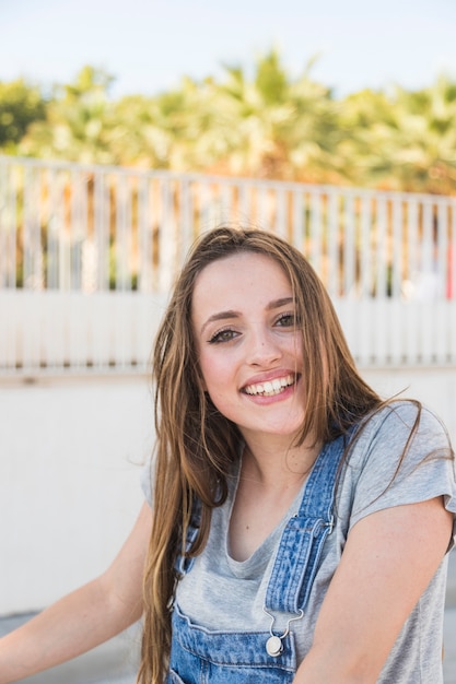 Foto grátis feliz, mulher jovem, em, ao ar livre