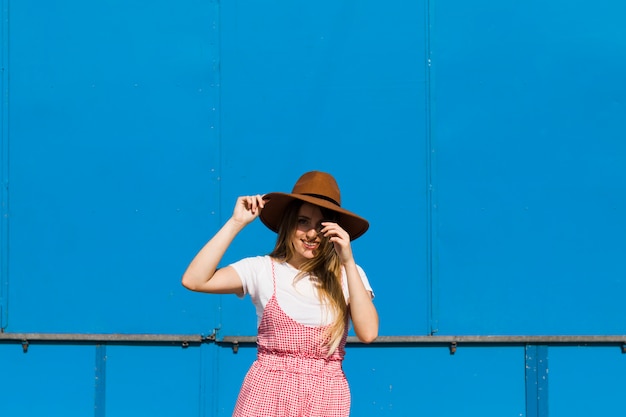 Feliz, mulher jovem, posar, com, chapéu